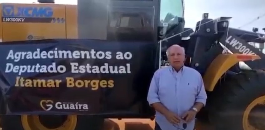 EM GUAÍRA: MUNICÍPIO RECEBE PÁ CARREGADEIRA CONQUISTADA PELOS VEREADORES MORETTI E ANDRÉ GREGÓRIO