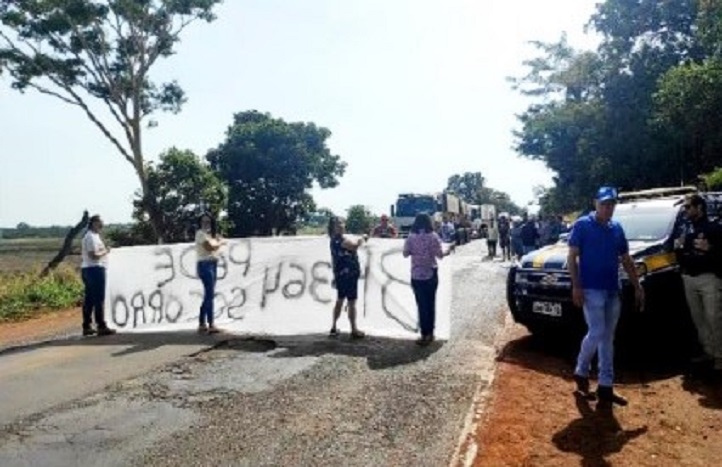 EM PLANURA: MANIFESTAÇÃO POR MELHORIAS DA PISTA INTERDITOU POR 3 HORAS ACESSO A PONTE DO RIO GRANDE E BR-364