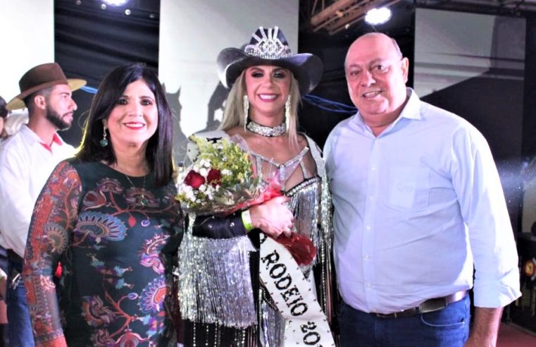 EM MIGUELÓPOLIS: VIVIAN FERREIRA É ESCOLHIDA RAINHA DO RODEIO. DR. NAIM, PREFEITO MUNICIPAL, PRESTIGIA EVENTO