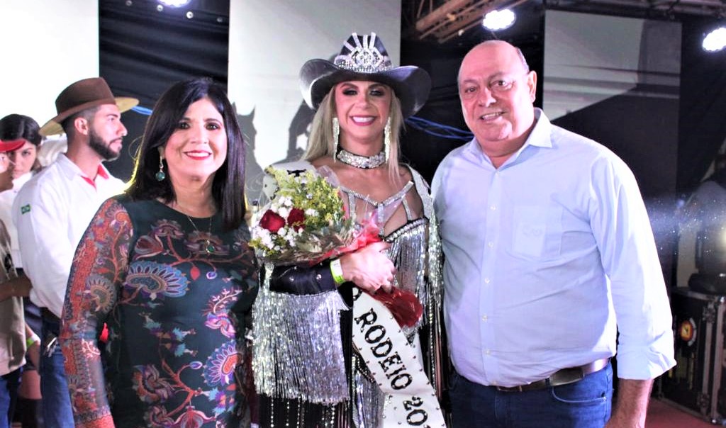 EM MIGUELÓPOLIS: VIVIAN FERREIRA É ESCOLHIDA RAINHA DO RODEIO. DR. NAIM, PREFEITO MUNICIPAL, PRESTIGIA EVENTO