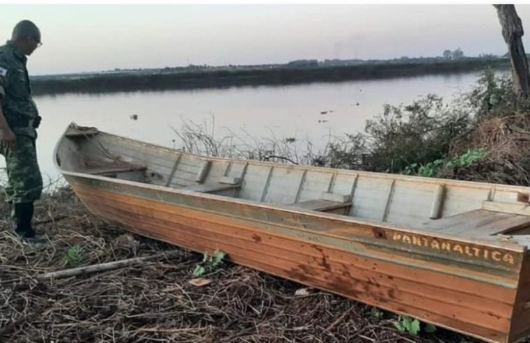 EM PLANURA: POLÍCIA AMBIENTAL RECUPERA CANOA FURTADA NO RIO GRANDE