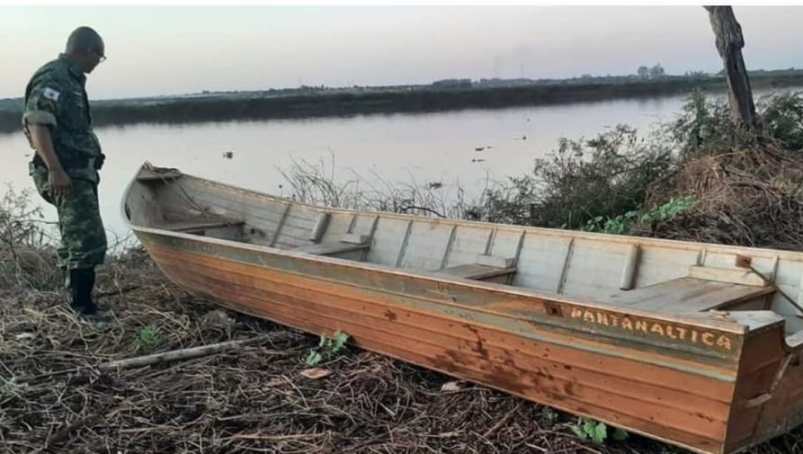 EM PLANURA: POLÍCIA AMBIENTAL RECUPERA CANOA FURTADA NO RIO GRANDE