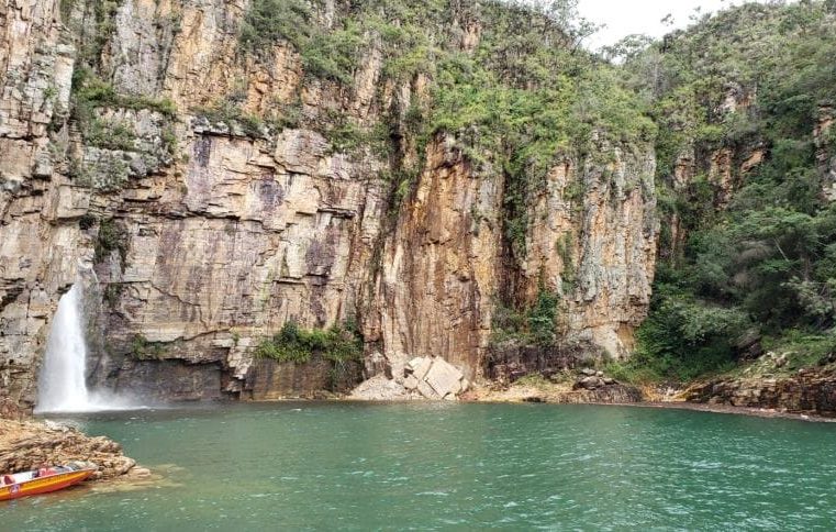 EM CAPITÓLIO-MG: EMBARCAÇÃO NAUFRAGA NO LAGO DE FURNAS E DUAS PESSOAS VÊM A ÓBITO