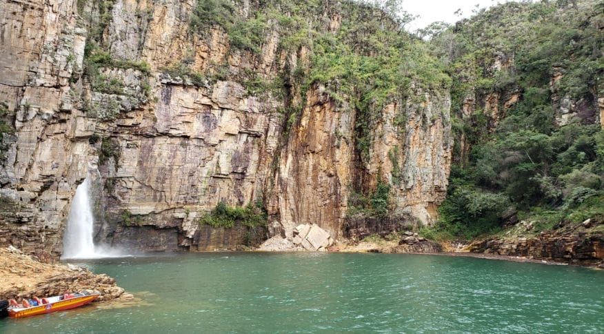 EM CAPITÓLIO-MG: EMBARCAÇÃO NAUFRAGA NO LAGO DE FURNAS E DUAS PESSOAS VÊM A ÓBITO