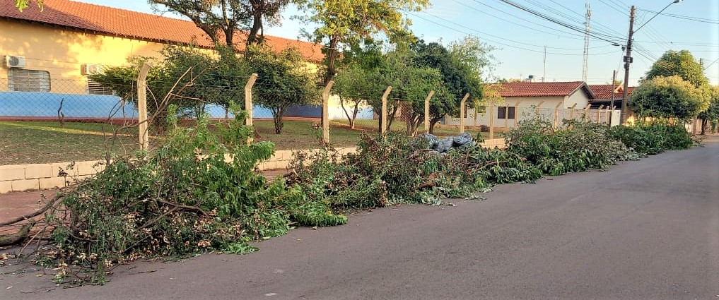 EM GUAÍRA: MUNICÍPE SOLICITA RETIRADA DE DETRITOS EM FRENTE À CRECHE DO ELDORADO