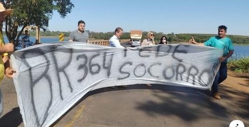 EM COLÔMBIA: POPULAÇÃO VOLTA A INTERDITAR PONTE SOBRE RIO GRANDE NA BR-364