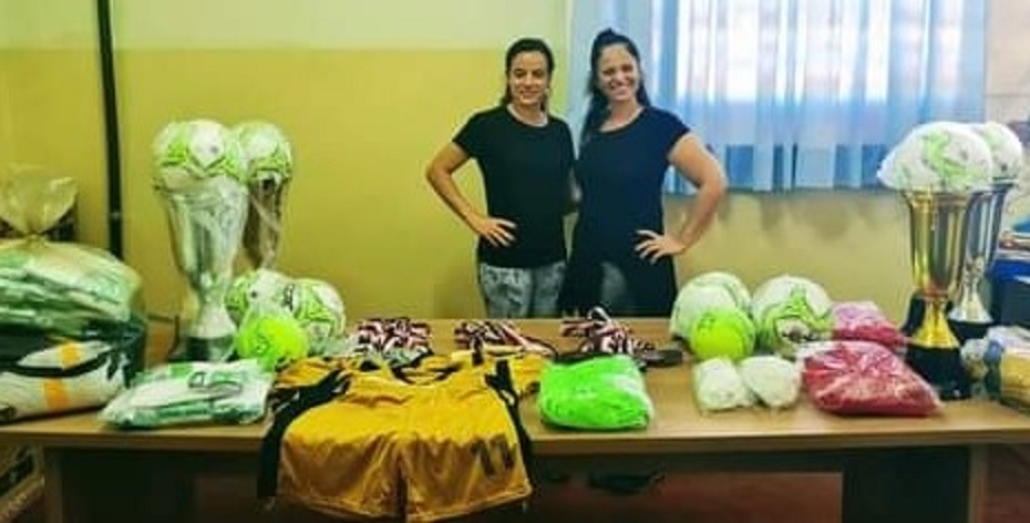 EM GUAÍRA: ELIANA MARACÁ ENTREGA KITS ESPORTIVOS PARA O MUNICÍPIO