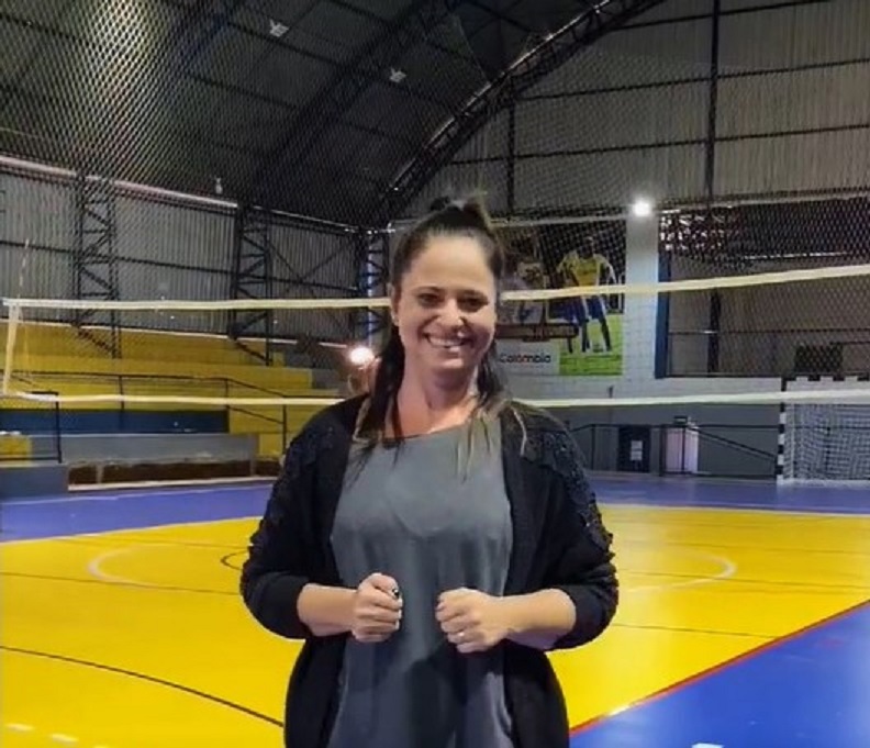 EM COLÔMBIA: ELIANA MARACÁ VISTORIA REVITALIZAÇÃO DE QUADRA ESPORTIVA DO MUNICÍPIO