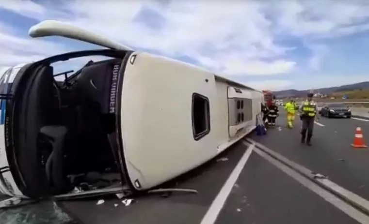 ÔNIBUS COM DESTINO A BARRETOS, TOMBA NA PISTA E DEIXA 20 FERIDOS