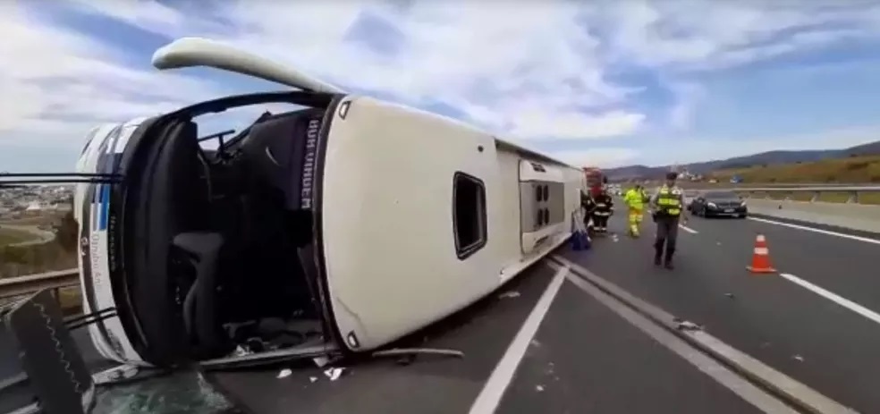 ÔNIBUS COM DESTINO A BARRETOS, TOMBA NA PISTA E DEIXA 20 FERIDOS