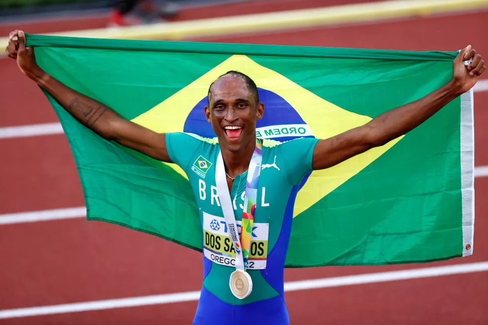 ALISON DOS SANTOS, DE SÃO JOAQUIM DA BARRA, É CAMPEÃO MUNDIAL DOS 400M COM BARREIRAS