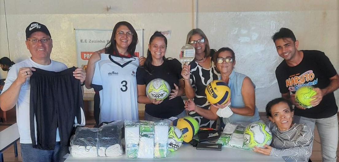 EM GUAÍRA: ELIANA MARACÁ ENTREGA KIT ESPORTIVO PARA ESCOLA ZEZINHO PORTUGAL