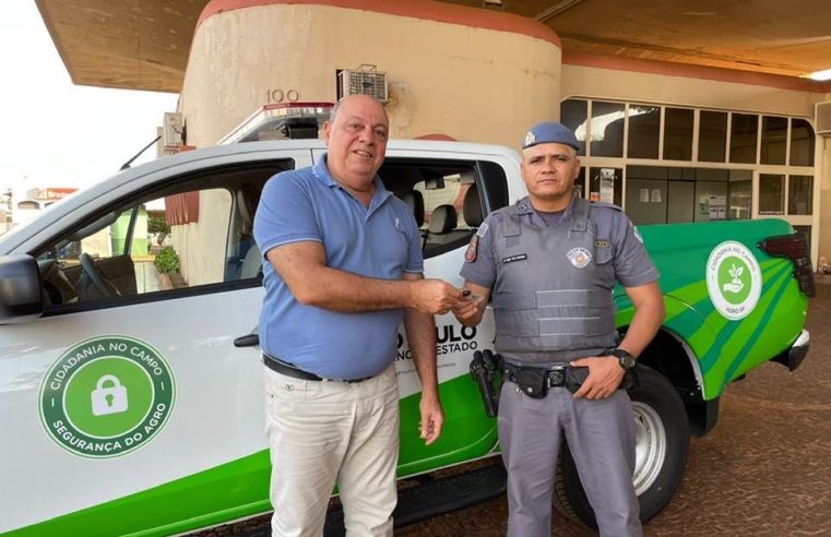 EM MIGUELÓPOLIS: CUIDANDO DO HOMEM DO CAMPO. DR. NAIM ENTREGA A POLÍCIA MILITAR VIATURA PARA PATRULHA RURAL