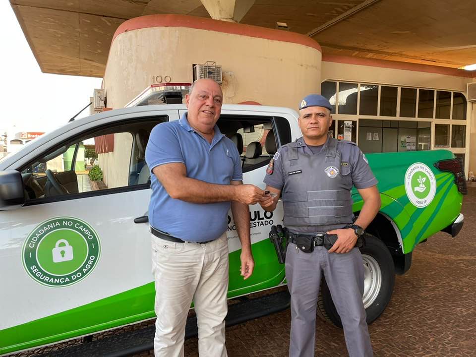 EM MIGUELÓPOLIS: CUIDANDO DO HOMEM DO CAMPO. DR. NAIM ENTREGA A POLÍCIA MILITAR VIATURA PARA PATRULHA RURAL