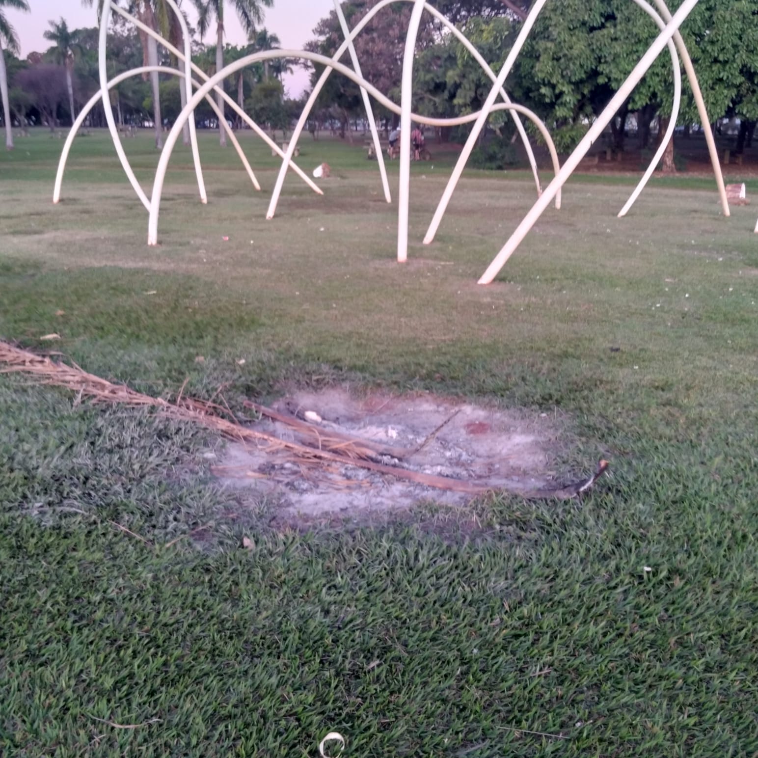 EM GUAÍRA: POPULAÇÃO DENUNCIA FOGO EM RESTOS DE VEGETAÇÃO NO PARQUE MARACÁ