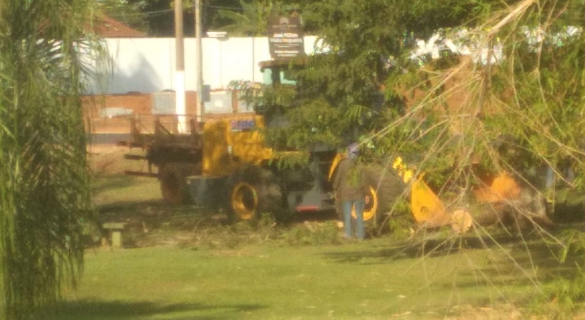 EM GUAÍRA: INICIADA RETIRADA DE ÁRVORES PARA CONSTRUÇÃO DE ROTATÓRIA NO ENTORNO DO PARQUE MARACÁ