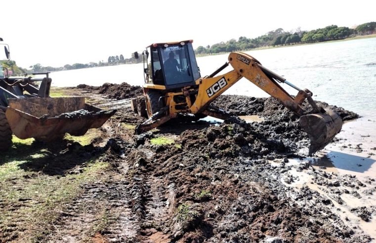 EM GUAÍRA: PARTE DO LAGO MARACÁ É DESASSOREADA