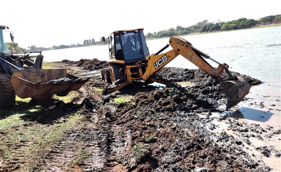 EM GUAÍRA: PARTE DO LAGO MARACÁ É DESASSOREADA