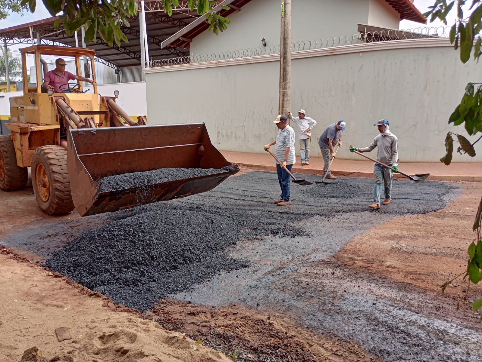 EM GUAÍRA: COM ASFALTO DETERIORADO EM ALGUNS PONTOS, PREFEITURA REALIZA TAPA BURACOS EM VIAS DA CIDADE