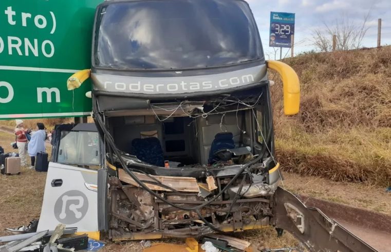 EM GUARÁ: ÔNIBUS COM 33 PASSAGEIROS E CAMINHÃO COM TELHAS COLIDEM NA VIA ANHANGUERA