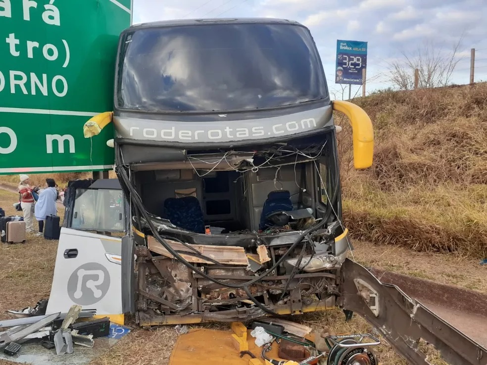 EM GUARÁ: ÔNIBUS COM 33 PASSAGEIROS E CAMINHÃO COM TELHAS COLIDEM NA VIA ANHANGUERA