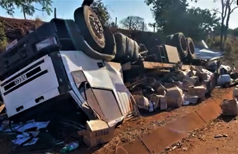 EM MIGUELÓPOLIS: CAMINHÃO TOMBA AO SER ABALROADO POR BITREM PRÓXIMO AO TREVO DA VOLTA GRADE