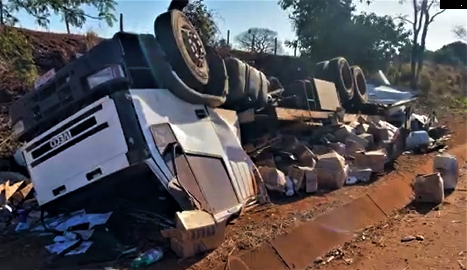 EM MIGUELÓPOLIS: CAMINHÃO TOMBA AO SER ABALROADO POR BITREM PRÓXIMO AO TREVO DA VOLTA GRADE