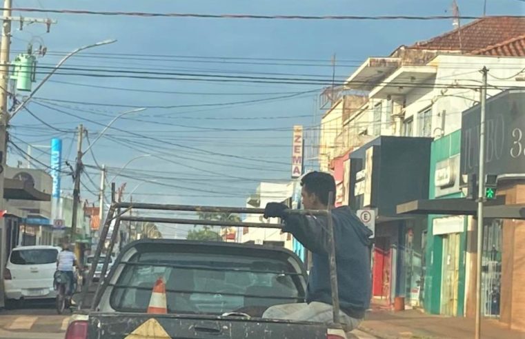 EM GUAÍRA: MUNÍCIPE REGISTRA HOMEM SENDO TRANSPORTADO NA CAÇAMBA DE VEÍCULO DA PREFEITURA