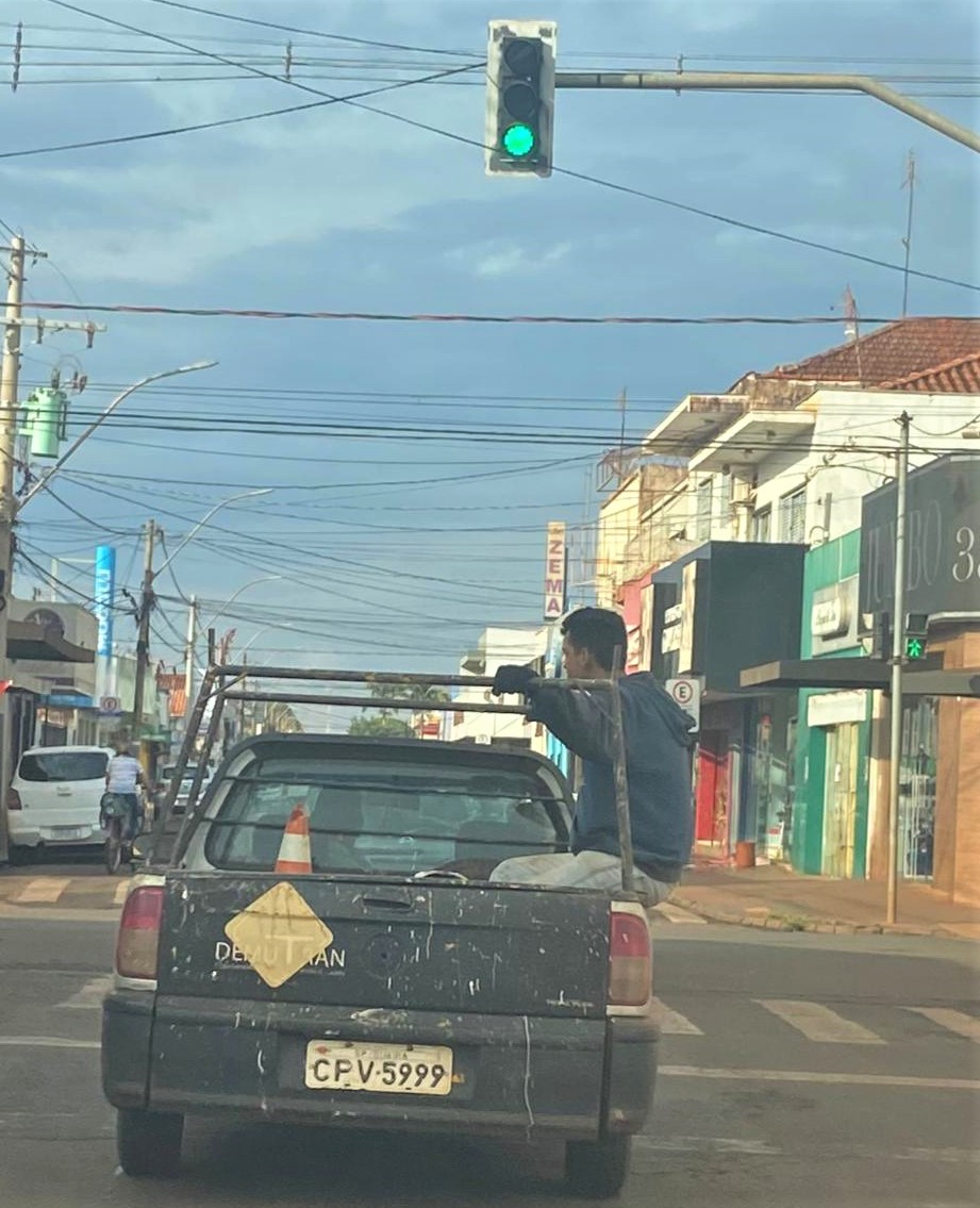 EM GUAÍRA: MUNÍCIPE REGISTRA HOMEM SENDO TRANSPORTADO NA CAÇAMBA DE VEÍCULO DA PREFEITURA