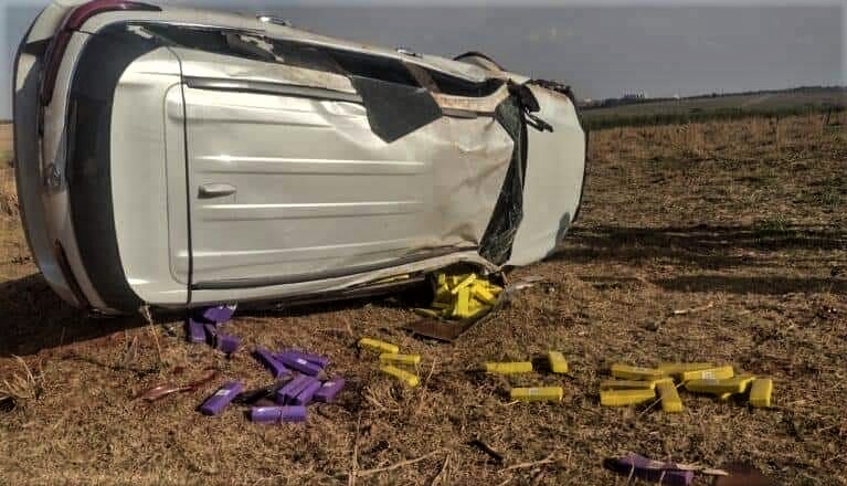 EM BARRETOS: AO FUGIR DA POLÍCIA, HOMEM CAPOTA CAMIONETE CARREGADA COM MACONHA