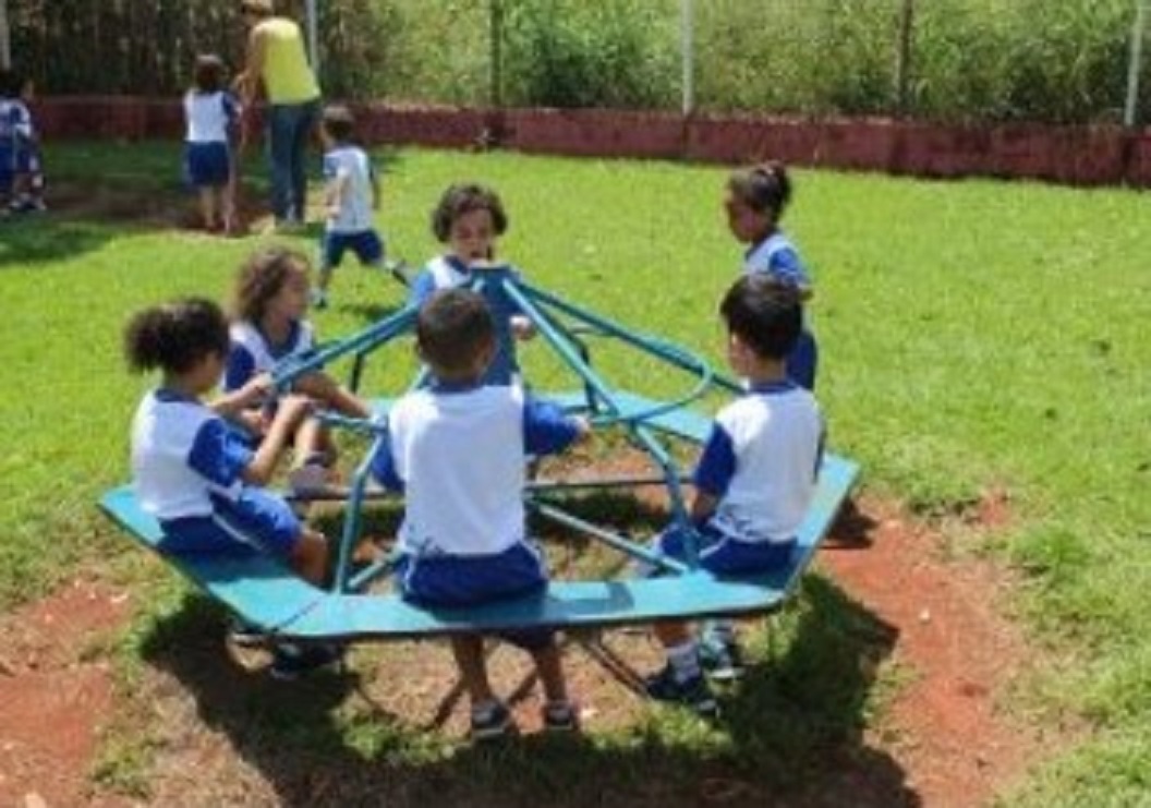 EM GUAÍRA: VEREADOR DENIR SOLICITA MANUTENÇÃO DE BRINQUEDOS DAS ESCOLAS DO MUNICÍPIO