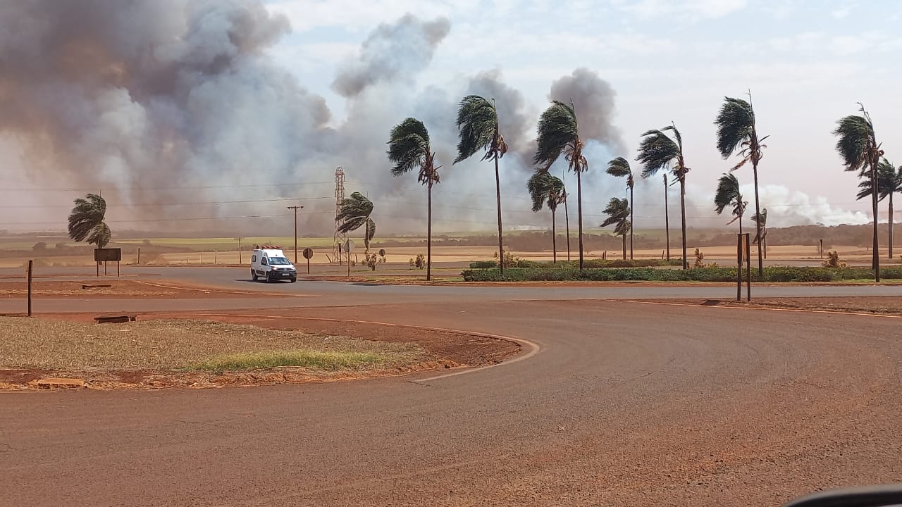 GRANDE INCÊNDIO EM JARDINÓPOLIS, ASSUSTA POPULAÇÃO DA REGIÃO