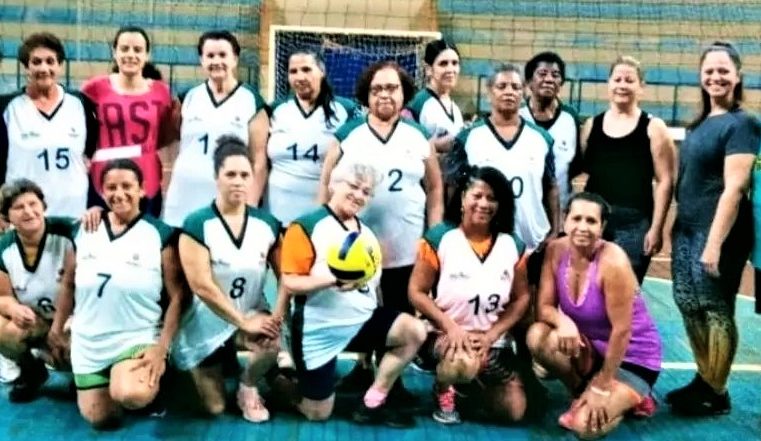 EM GUAIRA: ELIANA MARACÁ ENTREGA KIT ESPORTIVO PARA TERCEIRA IDADE DO MUNICÍPIO