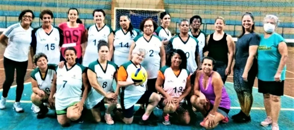 EM GUAIRA: ELIANA MARACÁ ENTREGA KIT ESPORTIVO PARA TERCEIRA IDADE DO MUNICÍPIO