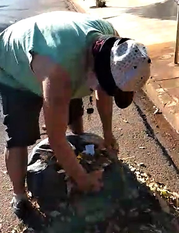 EM GUAÍRA: (VÍDEO) REVOLTADO MUNÍCIPE RECOLHE LIXO QUE TERIA SIDO DEIXADO PELA PREFEITURA