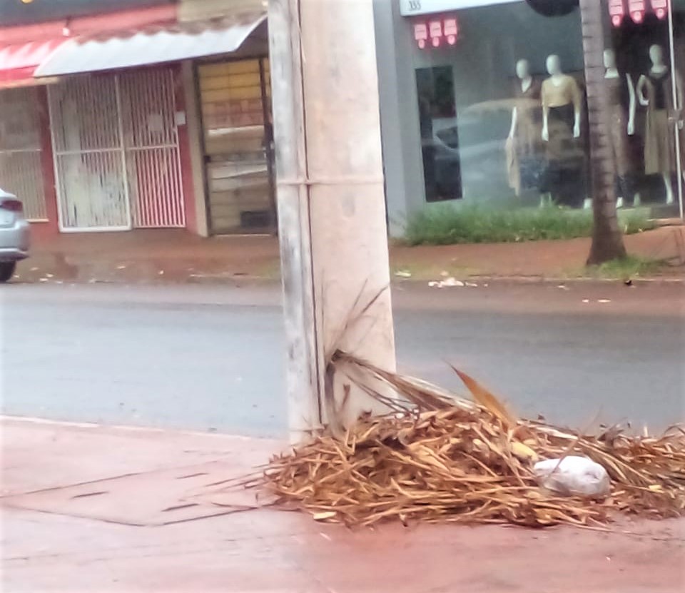 EM GUAÍRA: MUNÍCIPE REGISTRA SITUAÇÃO DE LIXOS DE VARRIÇÃO AMONTOADOS NAS RUAS DA CIDADE