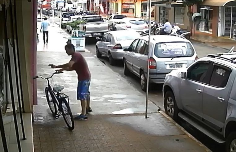 CÂMERAS FLAGRAM FURTO DE BICICLETA NO CENTRO DE GUAÍRA