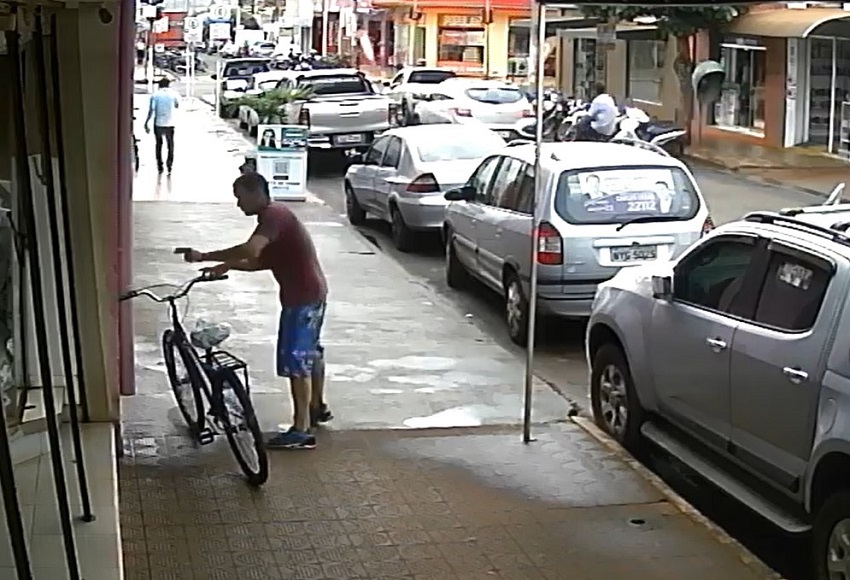 CÂMERAS FLAGRAM FURTO DE BICICLETA NO CENTRO DE GUAÍRA