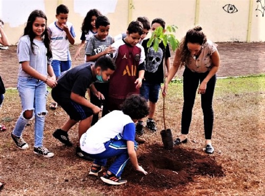 DIA DA ÁRVORE É CELEBRADO COM PLANTIO DE MUDAS EM GUAÍRA