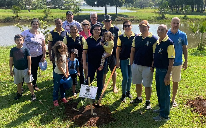 LIONS CLUBE ÁGUAS CORRENTES REALIZA PLANTIO DE ÁRVORES NO PARQUE MARACÁ, EM GUAÍRA