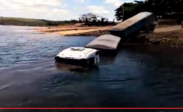 VÍDEO: CARRETA BITREM CAI NO RIO GRANDE