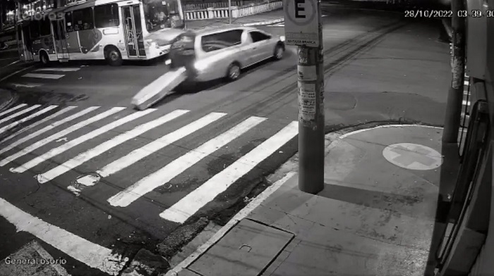 VÍDEO MOSTRA CAIXÃO COM CORPO CAINDO DE CARRO NO MEIO DA RUA EM RIBEIRÃO PRETO, SP