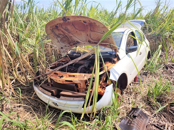 FUNCIONÁRIOS DE USINA LOCALIZAM CARRO ROUBADO EM GUAÍRA, ABANDONADO EM FAZENDA DE MIGUELÓPOLIS