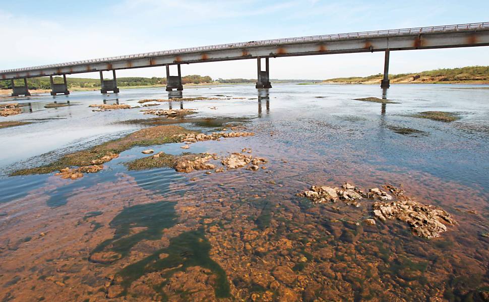 HOMEM É ENCONTRADO MORTO NO RIO GRANDE