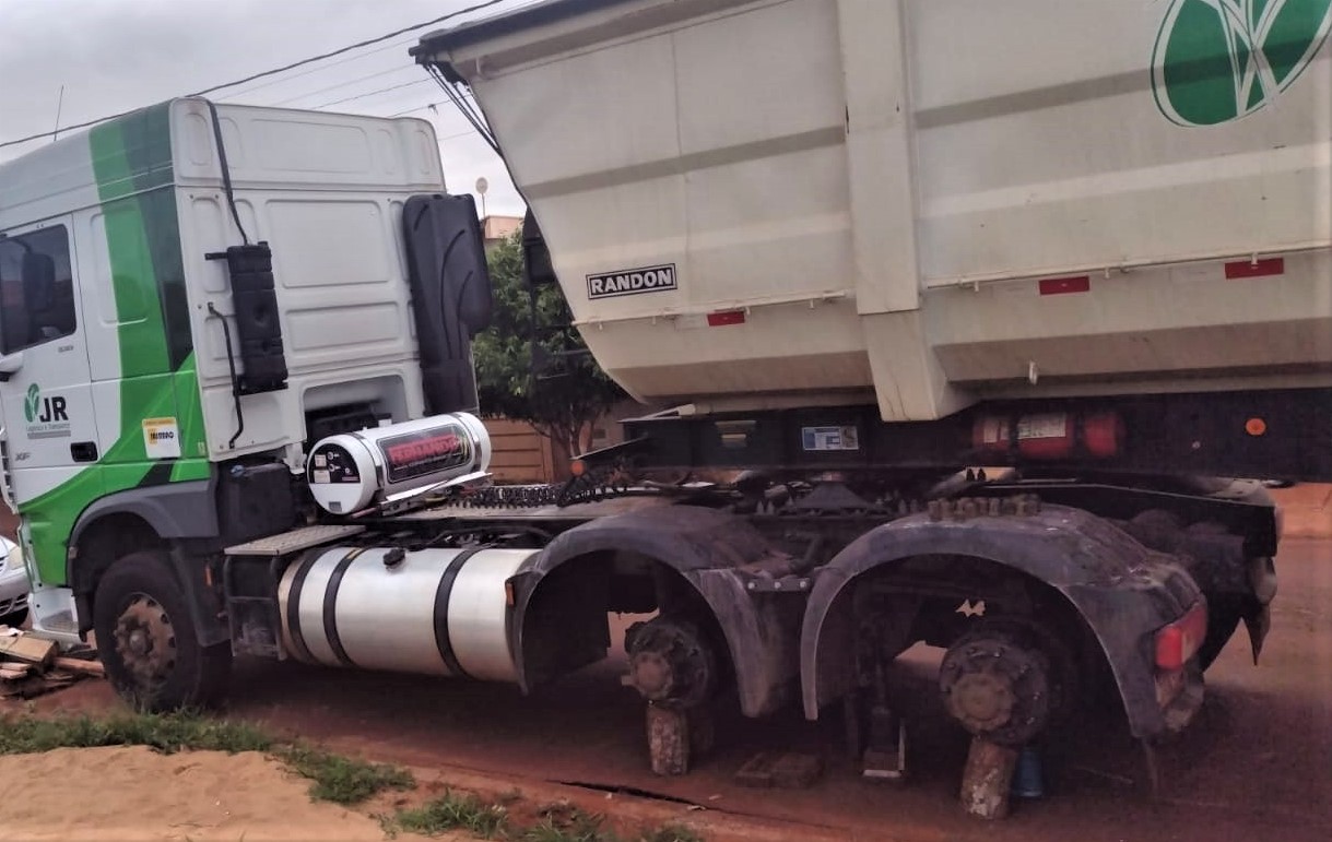 VÍDEO; CAMINHONEIRO TEM PNEUS DE CARRETA FURTADOS DURANTE A MADRUGADA EM IPUÃ