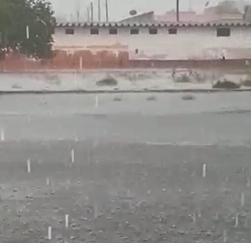 VÍDEO; AGORA: CHUVA COM GRANIZO ATINGE MIGUELÓPOLIS