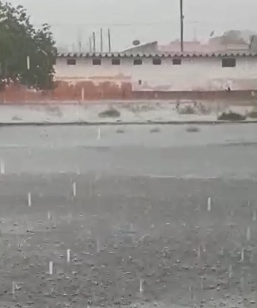 VÍDEO; AGORA: CHUVA COM GRANIZO ATINGE MIGUELÓPOLIS