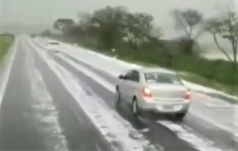 VÍDEO; GRANIZO COBRE RODOVIAS NA REGIÃO E SURPREENDE MOTORISTAS