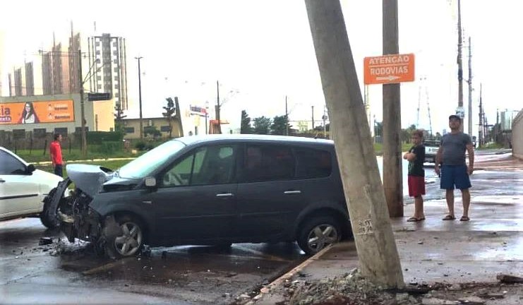 MOTORISTA PERDE O CONTROLE DO CARRO E BATE EM POSTE DE ENERGIA