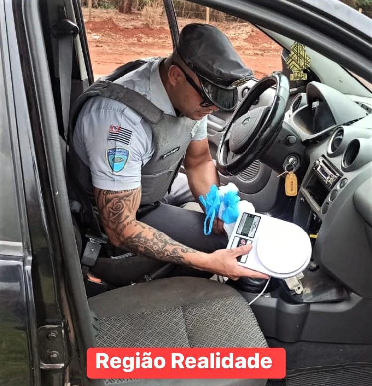 APÓS FUGA, HOMEM É PRESO COM DROGAS EM VEÍCULO